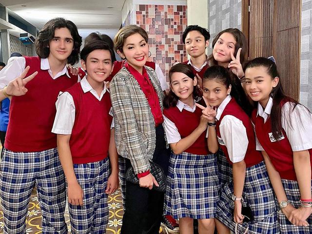 Disebut Mama Hits Ini 6 Potret Windy Wulandari Bareng Pemain Dari Jendela Smp Hot Liputan6 Com