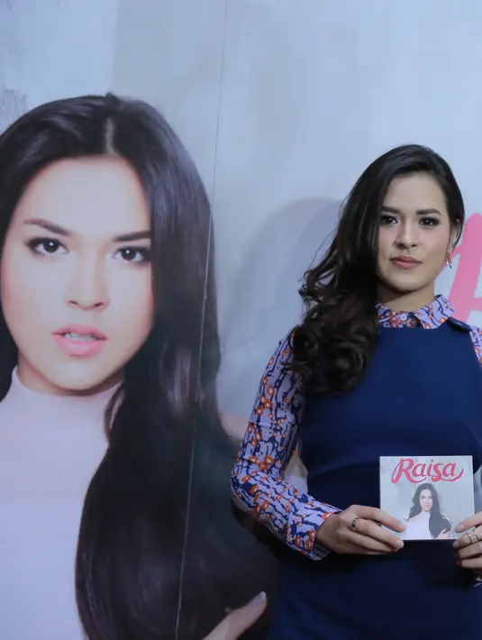 Sebagai bentuk upaya dan usaha agar albumnya dapat melambung, Raisa melakukan tur keliling Indonesia dengan nuansa suguhan dari album 'Handmade'. (Adrian Putra/Bintang.com)