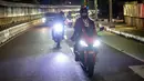 Selebritas Indonesia, Sintya Marisca memacu motornya saat mengikuti city riding bersama Pertamina Enduro di Jalan Pattimura, Jakarta, Minggu (26/11/2023). (Bola.com/Bagaskara Lazuardi)