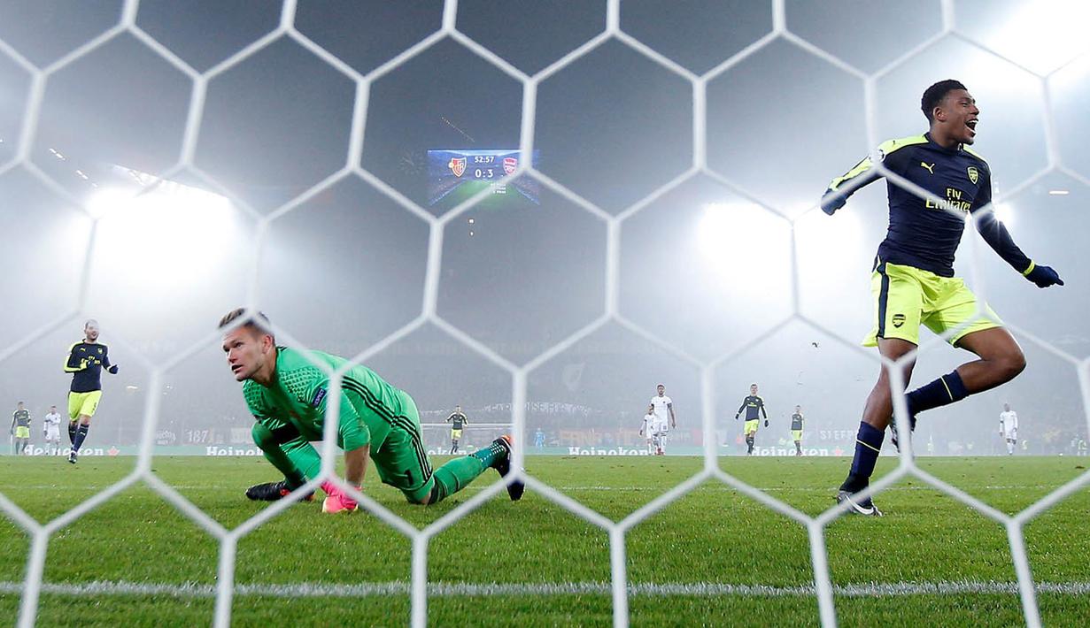 Penyerang Arsenal, Alex Iwobi, merayakan gol yang dicetaknya ke gawang FC Basel. Sementara itu bagi FC Basel, kekalahan ini membuat mereka jadi juru kunci Grup A dan gagal lolos ke Liga Europa. (Reuters/Andrew Couldbridge)