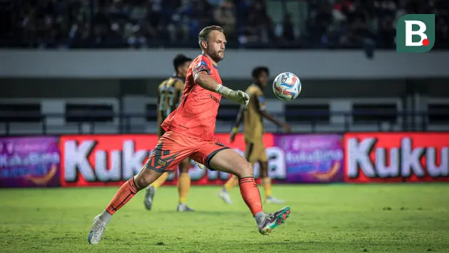Foto: Aksi Solid Kiper Asing Dewa United, Sonny Stevens sebelum Akhirnya Dibobol Tendangan Ezra Walian di BRI Liga 1 2023 / 2024