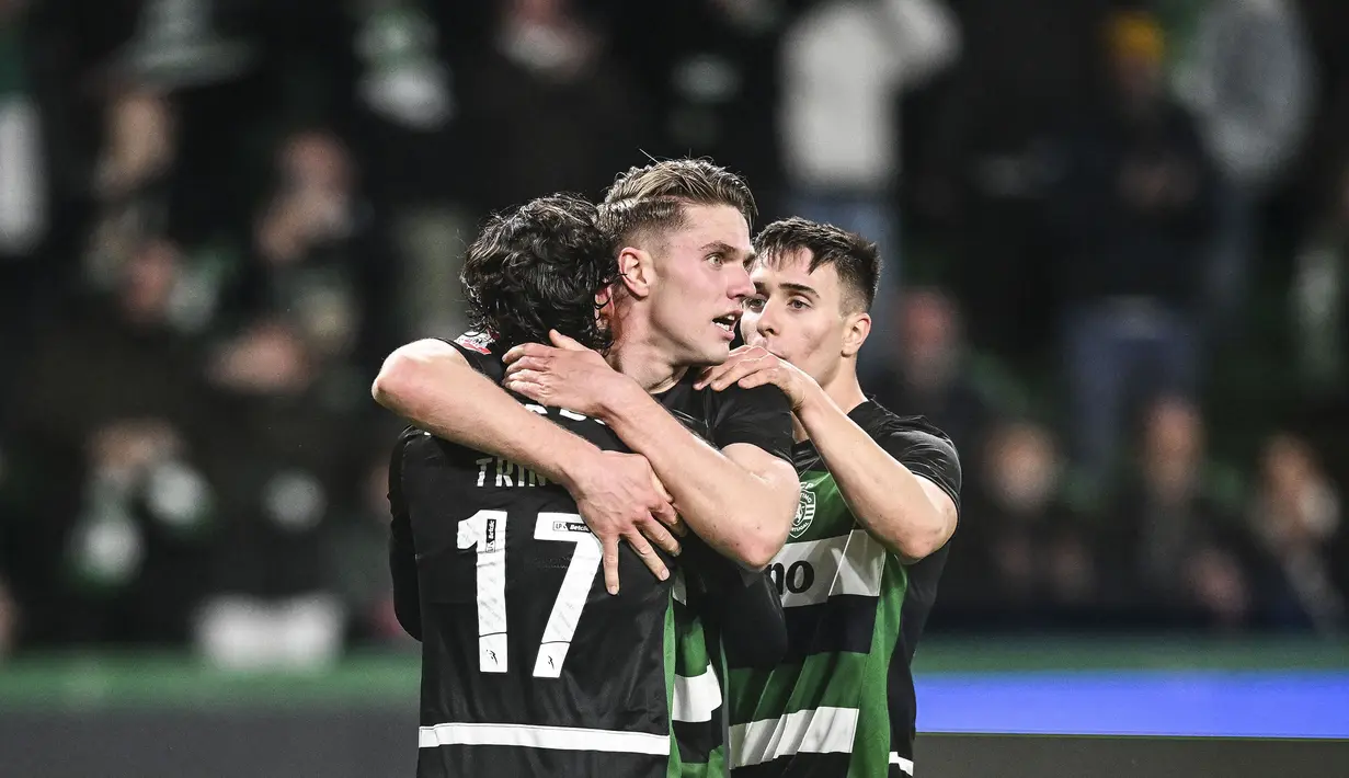 Pemain Sporting CP, Viktor Gyokeres (tengah) merayakan gol ke gawang Estoril Praia bersama rekan-rekannya dalam laga lanjutan Liga Portugal 2024/2025 di Stadion Jose Alvalade, Lisbon, Portugal, Senin (03/03/2025) waktu setempat. (AFP/Patricia De Melo Moreira)