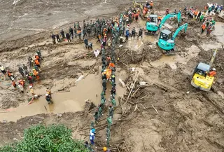 Tim juga akan menambah kekuatan di sektor lain untuk mempercepat pencarian. Tampak dalam foto yang dirilis oleh Badan Nasional Penanggulangan Bencana (BNPB) Indonesia ini, tim penyelamat mencari korban di Desa Pasirlangu, Kecamatan Cisarua, Kabupaten Bandung Barat, Jawa Barat, Senin 26 Januari 2026. (BNPB via AP)