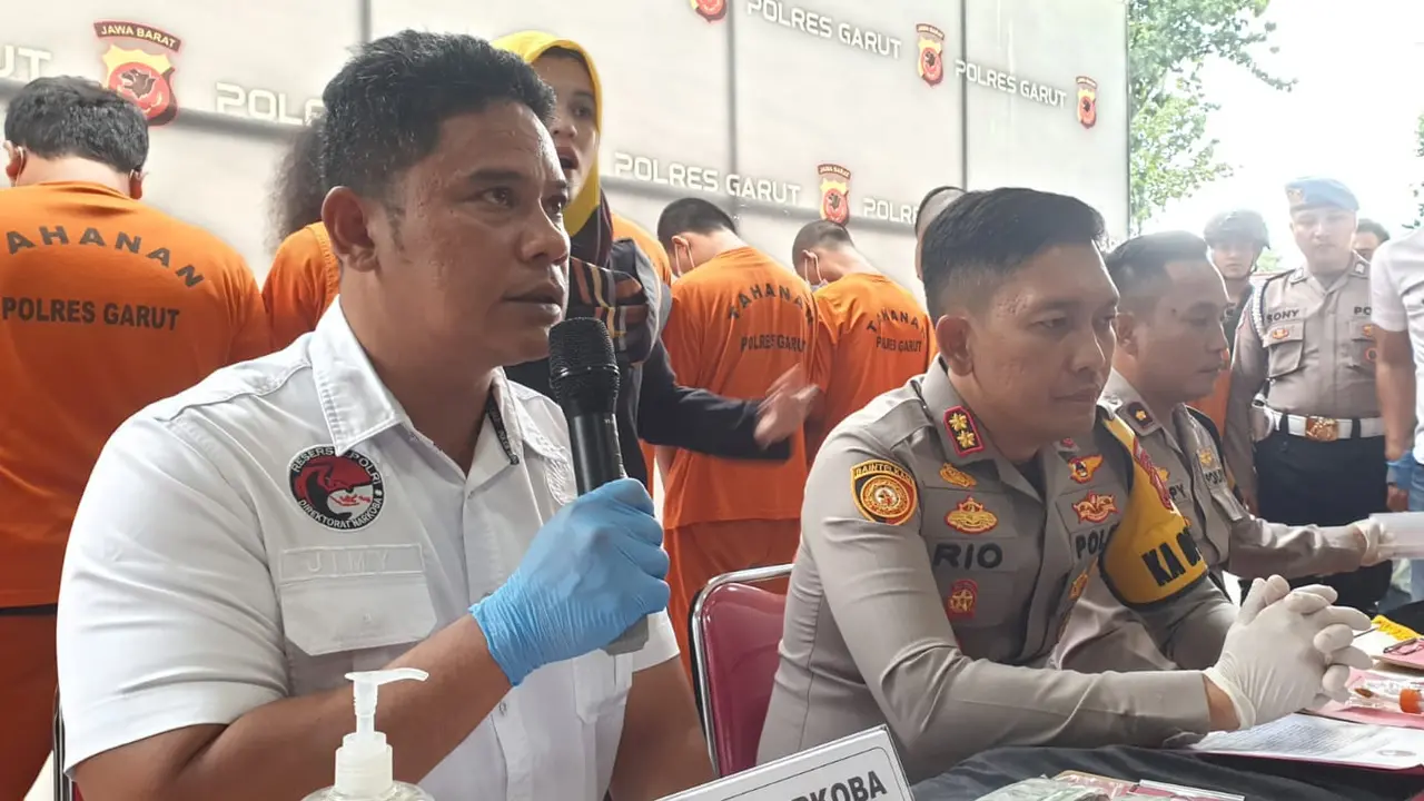 Kapolres Garut AKBP Rio Wahyu Anggoro didampingi Kasatnarkoba dan Wakapolres Garut tengah memberikan penjelasan kepada wartawan dalam rilis kasus di Kantornya, Rabu (15/2/2023). (Liputan6.com/Jayadi Supriadin)