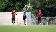 Dua kiper Timnas Indonesia, Ernando Ari Sutaryadi (kanan) dan Muhammad Adi Satryo (kiri) melakukan pemanasan bersama pelatih kiper, Yoo Jae-hoon dalam sesi latihan perdana Timnas Indonesia di Lapangan B Gelora Bung Karno, Senayan, Jakarta, Selasa (28/5/2024) jelang menghadapi serangkaian laga uji coba dan kualifikasi Piala Dunia 2026. (Bola.com/Bagaskara Lazuardi)