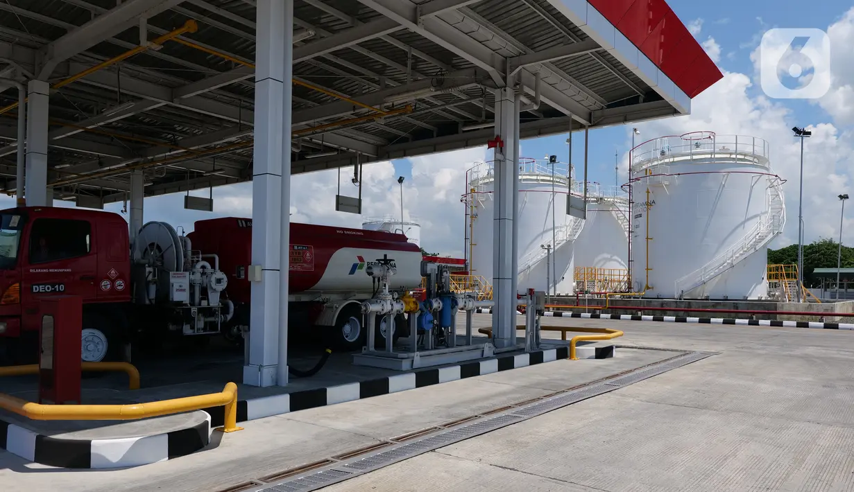 Petugas beraktivitas di Depot Pengisian Pesawat Udara (DPPU) DEO Sorong seusai diresmikan, Sorong, Papua Barat, Kamis (21/11/2019). PT Pertamina (Persero) secara resmi mengoperasikan Depot Pengisian Pesawat Udara (DPPU) DEO Sorong pada hari ini. (Liputan6.com/Herman Zakharia)