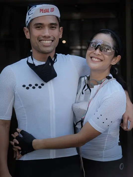 Seperti diketahui, Dian Sastrowardoyo selalu terlihat produktif di tengah kondisi pandemi Covid-19 seperti sekarang ini. Di tengah kesibukannya berkarier, ia tetap bisa merasakan kedekatan dan kebersamaan dengan keluarga. (Instagram/therealdisastr)