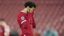 Penyerang Liverpool, Mohamed Salah, tampak kecewa usai gagal mengalahkan Real Madrid pada laga leg kedua perempat final Liga Champions di Stadion Anfield, Kamis (15/4/2021). Kedua tim bermain imbang tanpa gol. (AP/Jon Super)