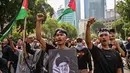 Oleh karena itu, peringatan ini disebut juga sebagai Hari Yerusalem. Taampak dalam foto, seorang pria memegang plakat bergambar pemimpin tertinggi Iran, Ayatollah Ali Khamenei yang gugur dalam serangan Amerika Serikat dan Israel pada akhir Februari lalu, selama berunjuk rasa memperingati Hari Al-Quds, di Surabaya, Jawa Timur, Jumat (13/3/2026). (Juni KRISWANTO/AFP)