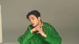 Rowoon sendiri memang diketahui cukup aktif dalam karier solonya usai sukses dengan debut aktingnya di drama 'School 2017'. Bahkan, aktingnya dalam berbagai drama Korea Selatan sering mencuri perhatian netizen. (Liputan6.com/IG/@ewsbdi)