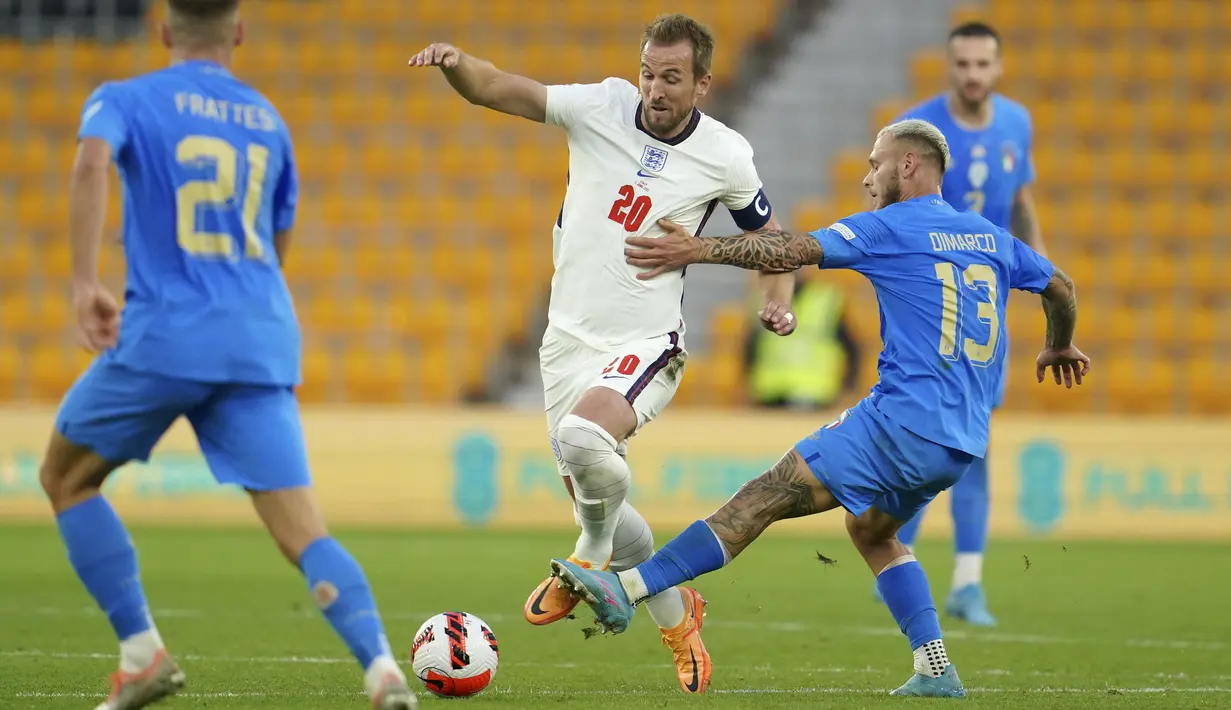 <p>Penyerang Inggris, Harry Kane membawa bola dari kawalan pemain Italia, Federico Dimarco selama pertandingan grup A3 UEFA Nations League di Stadion Molineux di Wolverhampton, Inggris, Minggu (12/6/2022). Italia tetap memimpin klasemen grup A3 dengan lima poin, sementara Inggris ada di posisi juru kunci dengan dua poin. (AP Photo/Jon Super)</p>