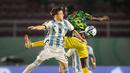 <p>Pemain Timnas Argentina U-17, Gustavo Albarracin (kiri) berduel udara dengan pemain Timnas Mali U-17, Sekou Kone pada laga perebutan tempat ketiga Piala Dunia U-17 2023 di Stadion Manahan, Solo, Jumat (1/12/2023). (Bola.com/Bagaskara Lazuardi)</p>