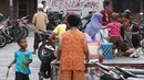 Penghuni beraktivitas di Rumah Susun Karang Anyar, Sawah Besar, Jakarta, Selasa (14/8). Kenaikan tarif Rusun Karang Anyar menjadi perhatian dalam rapat bersama DPRD DKI Jakarta beberapa waktu lalu. (Liputan6.com/Immanuel Antonius)