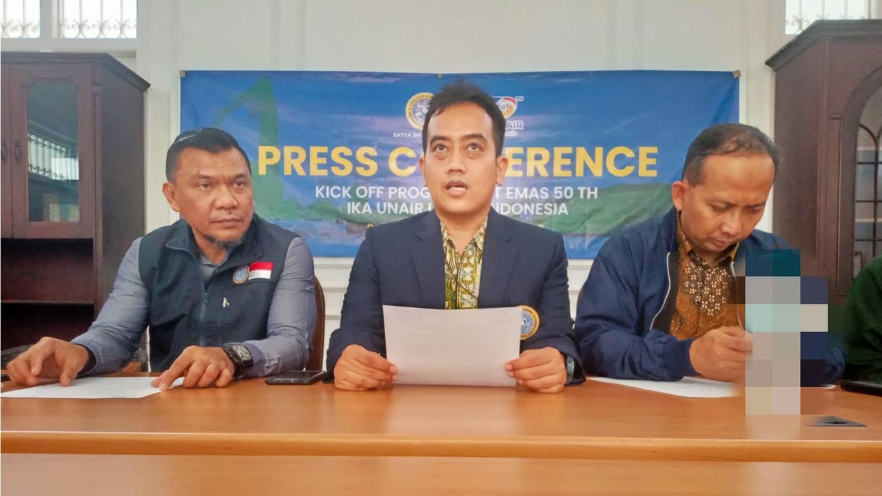 Ketua Panitia HUT Emas ke-50 IKA Unair Abdulloh Machin (tengah) memberikan keterangan soal acara HUT. (Dian Kurniawan/Liputan6.com)