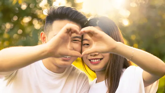 couple romantis bahagia