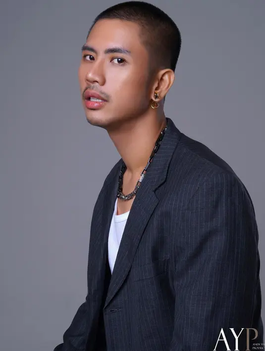 Kabarnya ia sampai turun berat badan sampai 60kg. Wajar saja jika perubahannya benar-benar bikin pangling (Instagram @rickycuaca)