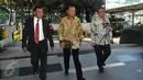 Mantan Sekjen Partai Nasdem, Patrice Rio Capella (tengah) saat akan memasuki Gedung KPK, Jakarta, Jumat (16/10). Rio menjalani pemeriksaan sebagai saksi kasus dugaan suap penanganan perkara Bansos Provinsi Sumut. (Liputan6.com/Helmi Afandi)