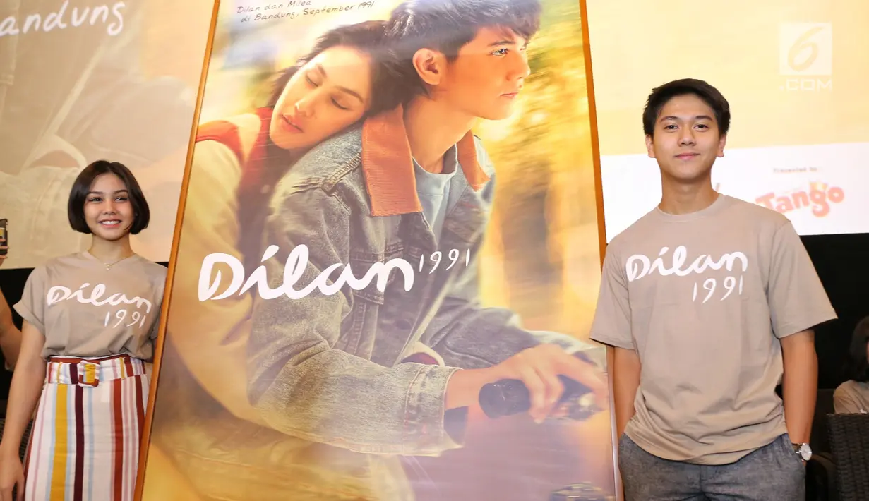 Pemeran film Dilan 1991, Vanesha Prescila dan Iqbaal Ramadhan berpose di depan poster film di Kemang, Jakarta, Kamis (17/1). Film Dilan 1991 resmi meluncurkan trailernya pada hari ini (17/01). (Kapanlagi.com/ Adrian Utama Putra)