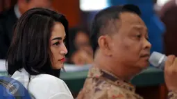 Sidang lanjutan dugaan pelanggaran hak cipta oleh PT Vista Pratama kembali digelar di Pengadilan Negeri Jakarta Utara pada Selasa (18/8/2015). Siti Badriah (kiri) tampak hadir sebagai saksi dalam sidang tersebut. (Liputan6.com/Panji Diksana)