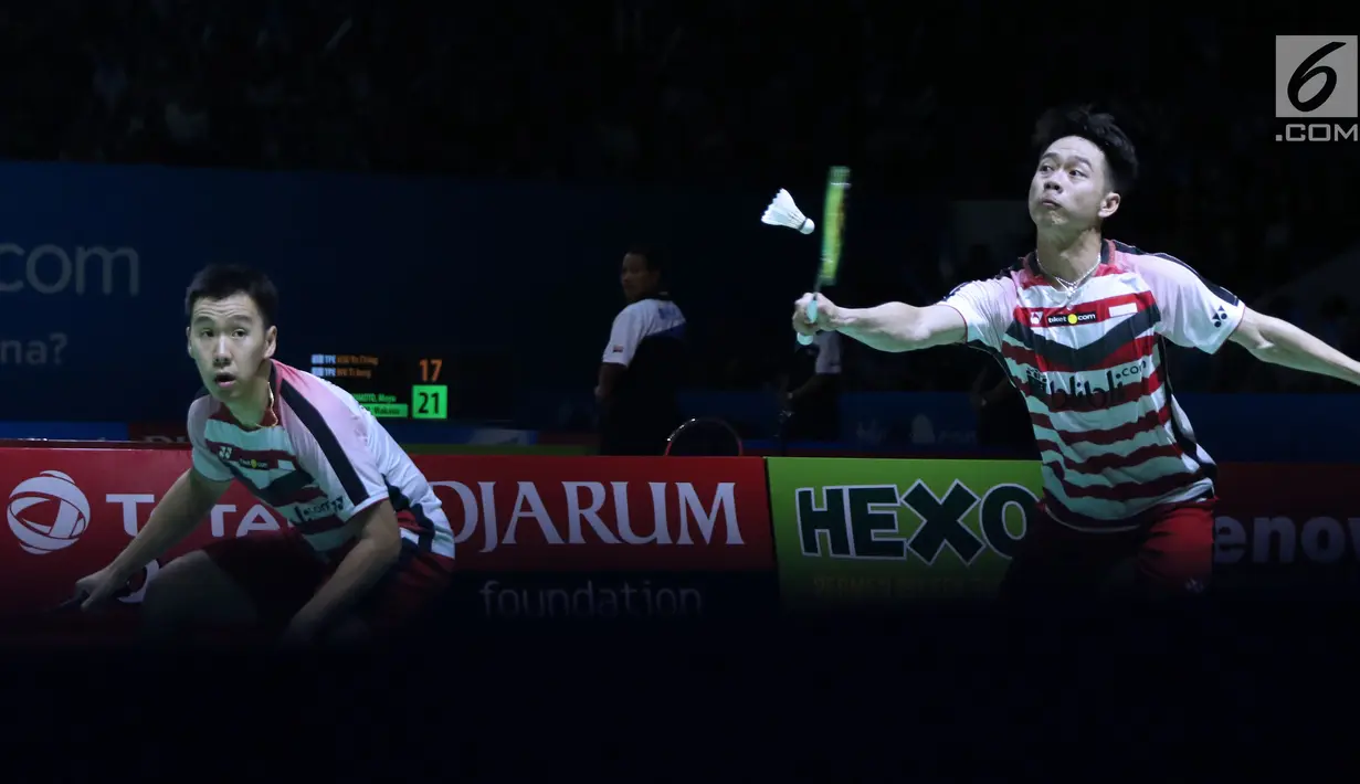 Ganda putra Indonesia, Kevin Sanjaya Sukomuljo/Marcus F Gideon mengembalikan kok ke Mads Conrad Petersen/Mads Pieter Kolding (Denmark) di 8 besar Indonesia Open 2018, Istora GBK, Jumat (6/7). Kevin/Marcus unggul. (Liputan6.com/Helmi Fithriansyah)