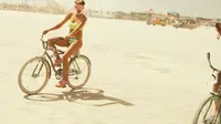 Kelly Rohrbach bersepeda dengan tank top dan short pant yang seksi