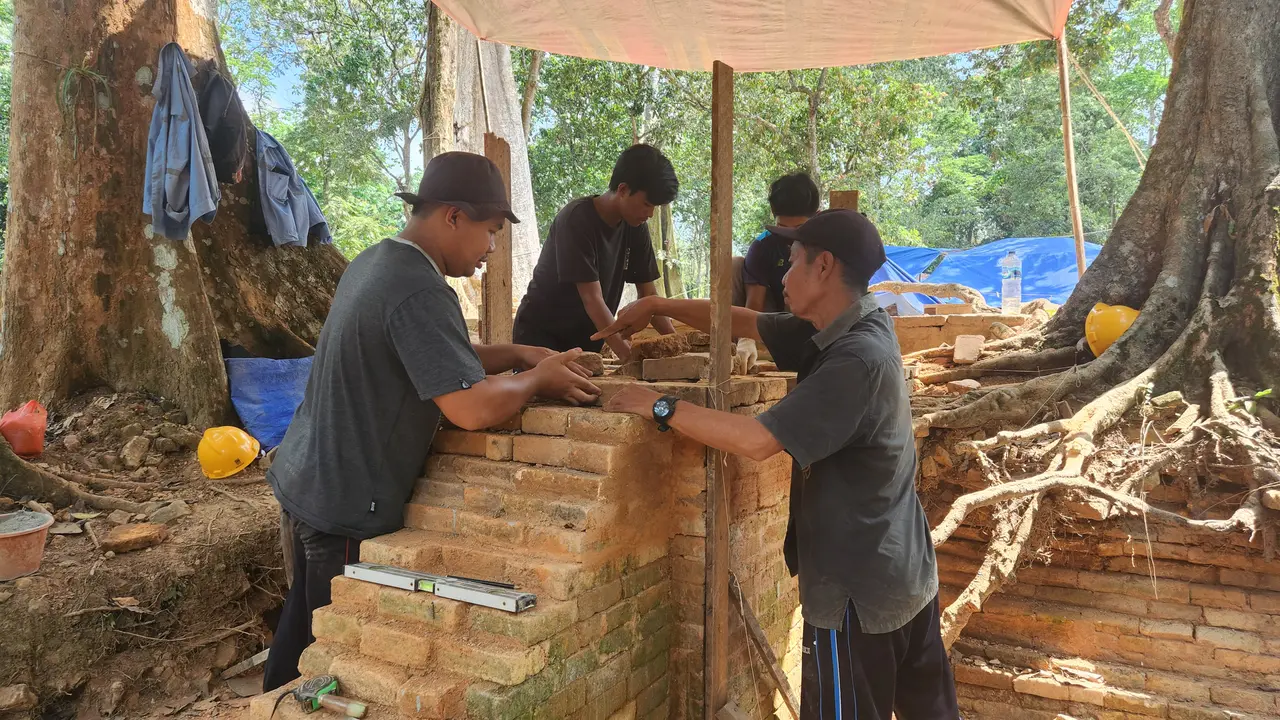 Salah satu bangunan candi Kotomahligai yang sedang direvitalisasi di kawasan Cagar Budaya Nasional Muarajambi, Jambi.
