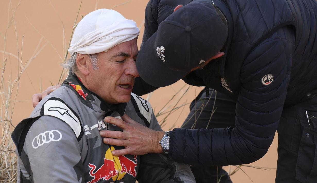 Ayah dari pebalap F1, Carlos Sainz Jr itu sempat dilarikan ke rumah sakit terdekat menggunakan helikopter. Ia mengeluhkan tubuh bagian kanannya sakit. (AFP/Franck Fife)