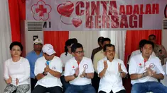 Wakil Presiden RI Jusuf Kalla (kedua kanan) saat menghadiri aksi donor darah di Bundaran HI, Jakarta, Minggu (29/3/2015). Acara donor darah diadakan serentak di 25 kota di tanah air bertujuan membudayakan aksi donor darah. (Liputan6.com/Panji Diksana)