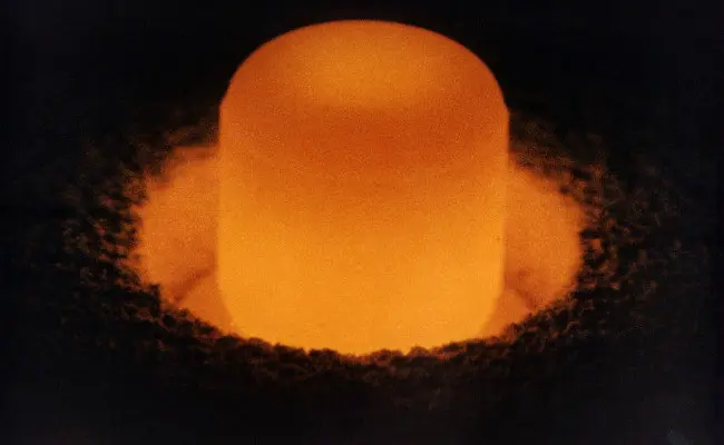 Bahan nuklir Plutonium 238 yang berpendar. (Sumber US Department of Energy untuk ranah publik)