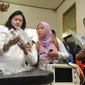 Petugas saat menjelaskan sejumlah alat bukti dalam penggerebekan dua klinik aborsi ilegal di kawasan Cikini, Jakarta, Rabu (24/2). Sebanyak 9 orang diduga pelaku praktik aborsi sekitar 5.400 janin bayi diamankan petugas. (Liputan6.com/Gempur M Surya)