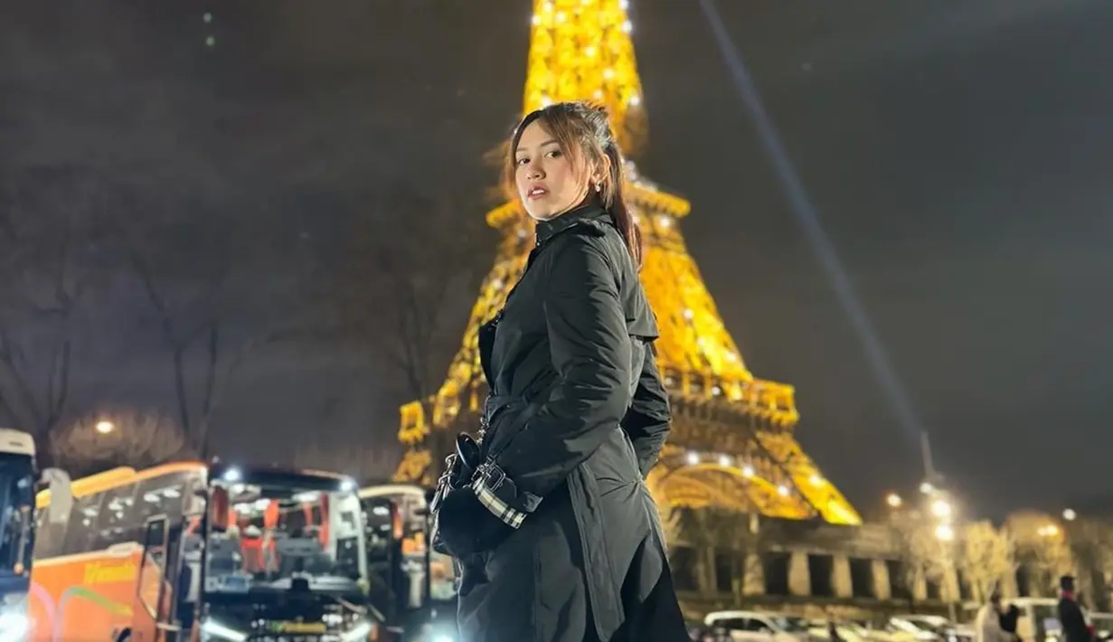 Dalam unggahannya, Happy Asmara juga memperlihatkan kebahagiaannya bisa berkunjung ke Paris serta melihat Menara Eiffel secara langsung. Bahkan, tak sedikit pula netizen yang ikut berbahagia melihat senyum Happy Asmara. (Liputan6.com/IG/@happy_asmara77)