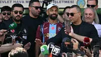 Penyerang asal Mesir, Mohamed Salah, tiba di Bandara Ataturk Istanbul untuk merampungkan kepindahannya ke klub Turki, Trabzonspor, di Istanbul pada 5 Agustus 2026. (Ozan KOSE/AFP)