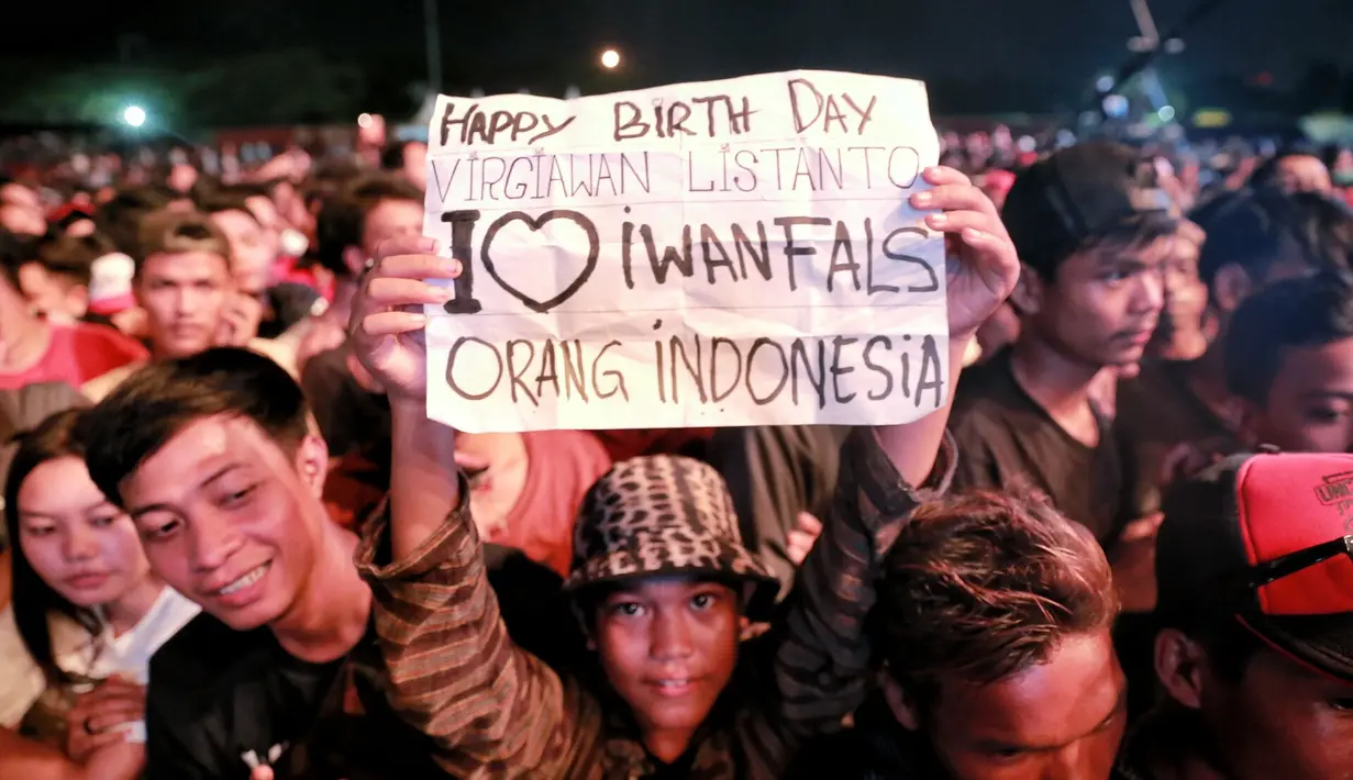 Setidaknya, 50 ribu penggemarnya yang hadir memadati arena mengucapkan selamat ulang tahun. Apalagi, sepanjang hidupnya, tidak pernah merayakan ulang tahun bersama dengan fansnya. (Adrian Putra/Bintang.com)