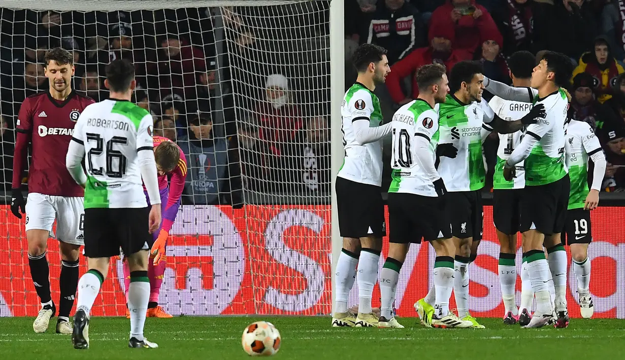 Sejumlah pemain Liverpool merayakan gol yang dicetak oleh Luis Diaz saat laga leg pertama 16 Besar Liga Europa 2023/2024 melawan Sparta Praha di Epet Arena, Praha, Republik Ceko, Jumat (08/03/2024) dini hari WIB. (AFP/Michal Cizek)