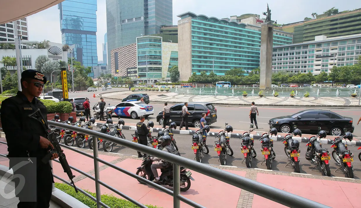 Anggota kepolisian bersenjata lengkap berjaga di Pos Polisi di kawasan Jalan MH Thamrin, Jakarta, Jumat (15/1).  Pasca-teror di kawasan Sarinah, Polri meningkatkan status keamanan Indonesia menjadi siaga satu. (Liputan6.com/Faizal Fanani)