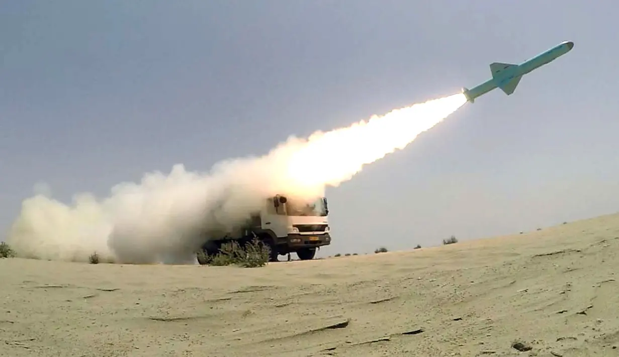 Rudal ditembakkan dari truk ke laut saat latihan militer Iran di sepanjang Teluk Oman, Kamis (18/6/2020). Angkatan Laut Iran sukses menguji coba rudal jelajah generasi baru buatan dalam negeri. (Iranian Army office/AFP)