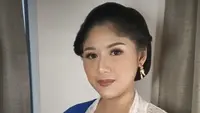 Tampilannya semakin stunning dengan selendang biru yang disematkan pada salah satu pundaknya. Selendang tersebut pun dihiasi bros keemasan. @fidelhertamakeup