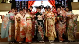 Ekspresi gadis-gadis berkimono saat difoto pada pembukaan tahun baru Bursa Efek Tokyo (TSE), Jepang (4/1). Gadis-gadis cantik ini dihadirkan sebagai bagian dari upacara pembukaan bursa saham yang digelar setiap awal tahun. (Reuters/Kim Kyung-Hoon)