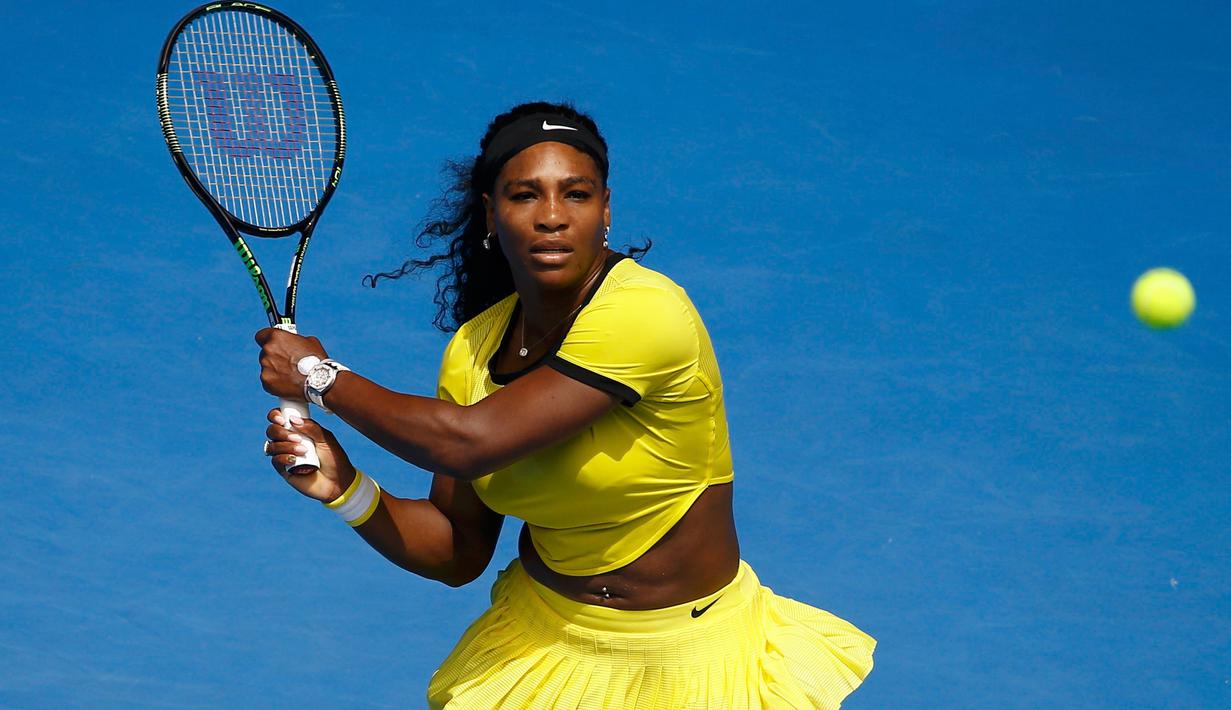Serena Williams menunggu bola pukulan petenis Rusia, Maria Sharapova pada perempat final turnamen tenis Australia Open 2016 di Melbourne Park (26/1). Williams Kalahkan Sharapova 6-4, 6-1. (REUTERS/Jason Reed)