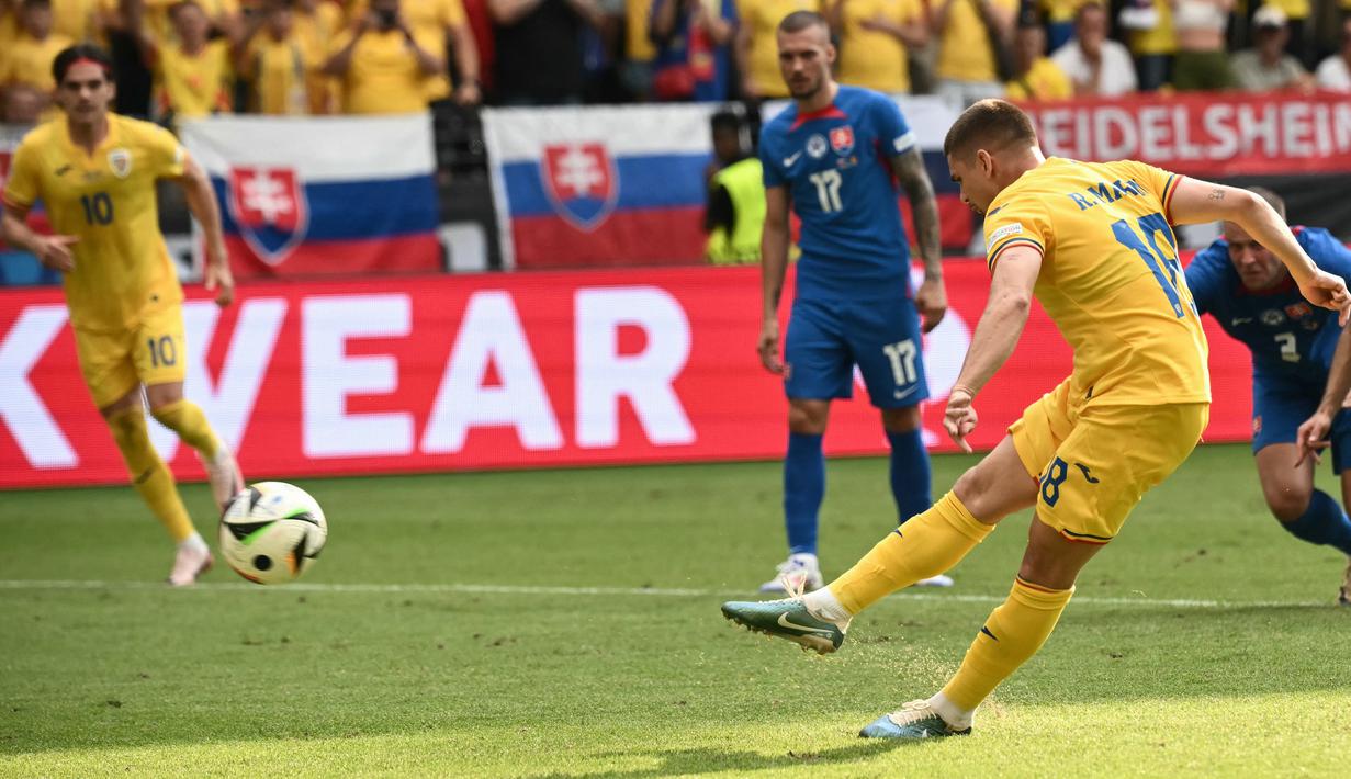 Sementara itu gol Rumania dicetak oleh Razvan Marin. (Angelos Tzortzinis / AFP)