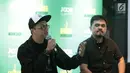 Manajer Band Seringai, Wendi Putranto (kiri) memberikan keterangan dalam konferensi pers Joox Indie Workshop Roadshow di Jakarta, Rabu (25/4). Lewat acara ini JOOX berharap dapat memaksimalkan potensi musisi indie. (Liputan6.com/Faizal Fanani)