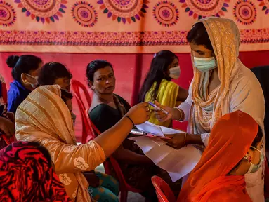 Petugas kesehatan mendata pekerja seks komersial (PSK) saat melakukan vaksinasi COVID-19 di Daulatdia, Bangladesh, 18 Agustus 2021. Bangladesh terus menggencarkan vaksinasi COVID-19, kegiatan ini turut menyasar para PSK di pusat prostitusi. (Munir Uz zaman/AFP)