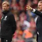 Pelatih Crystal Palace, Frank de Boer (kanan) memberikan instruksi kepada pemainnya saat melawan Liverpool pada lanjutan Premier League di Anfield, Liverpool, (19/8/2017). Liverpool menang 1-0. (AFP/Oli Scarff)