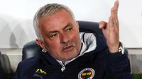 ,Pelatih Fenerbahce Jose Mourinho, memberi isyarat sebelum pertandingan perempat final Piala Turki antara Fenerbahce dan Galatasaray di Stadion Ulker, Istanbul, Rabu, 2 April 2025. (Foto Huseyin Yavuz/Dia via AP)