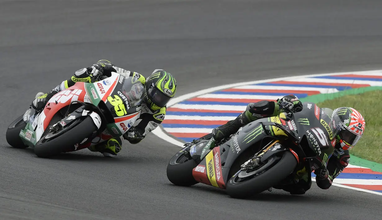 Pebalap LCR Honda, Cal Crutchlow, mencoba mengejar Johann Zarco pada MotoGP Argentina di Sirkuit Termas de Rio Hondo, Minggu (8/4/2018). Pebalap Inggris itu mencatatkan waktu 40 menit 36.342 detik. (AFP/Juan Mabromata)