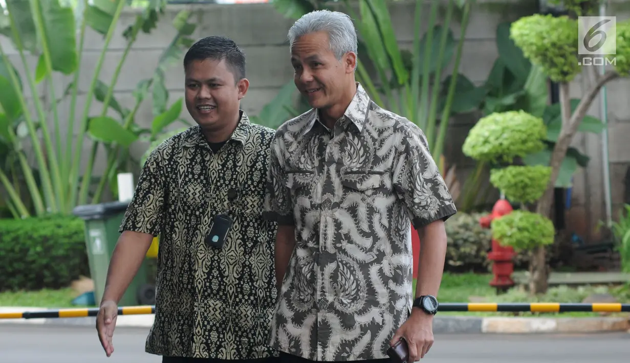 Gubernur Jawa Tengah Ganjar Pranowo (kanan) tiba di Gedung KPK, Jakarta, Jumat (10/5/2019). Ganjar dipanggil dalam kapasitasnya sebagai mantan anggota DPR. (merdeka.com/Dwi Narwoko)