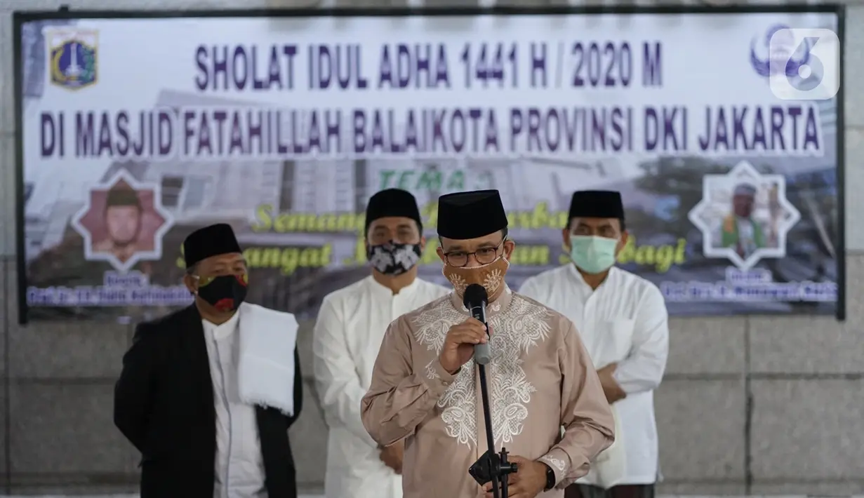 Gubernur DKI Jakarta Anies Baswedan menyampaikan pesan saat menyerahkan sapi kurban di Balai Kota, Jakarta, Jumat (31/7/2020). Pada Hari Raya Idul Adha tahun ini, Anies menyumbangkan sapi kurban jenis limosin seberat 1,3 ton. (Liputan6.com/Immanuel Antonius)