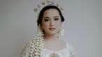 Paras cantik Rachel dirias flawless oleh MUA Jasmine Elishava. Dalam makeup tersebut menonjolkan bagian mata Rachel Amanda yang cantik. Kemudian bibirnya dipulas dengan pipi dan lipstik berwarna koral yang memberikan kesan elegan. (Liputan6.com/IG/@hibikiwedding)