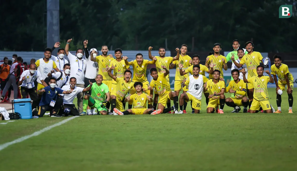 Sejumlah pemain dan official tim PS Barito Putera berpose merayakan kemenangan 1-0 setelah laga pekan kesembilan BRI Liga 1 2021/2022 antara Persipura Jayapura melawan PS Barito Putera di Stadion Moch Soebroto, Magelang, Senin (23/10/2021). (Bola.com/Bagaskara Lazuardi)