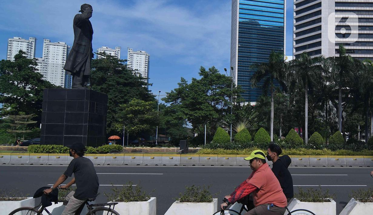 Warga bersepeda di kawasan Bundaran, Hotel Indonesia, Jakarta, Minggu (20/3/2022). Warga mulai ramai beraktifitas olahraga saat Jakarta kembali menerapkan kebijakan PPKM level 2. (Liputan6.com/Herman Zakharia)